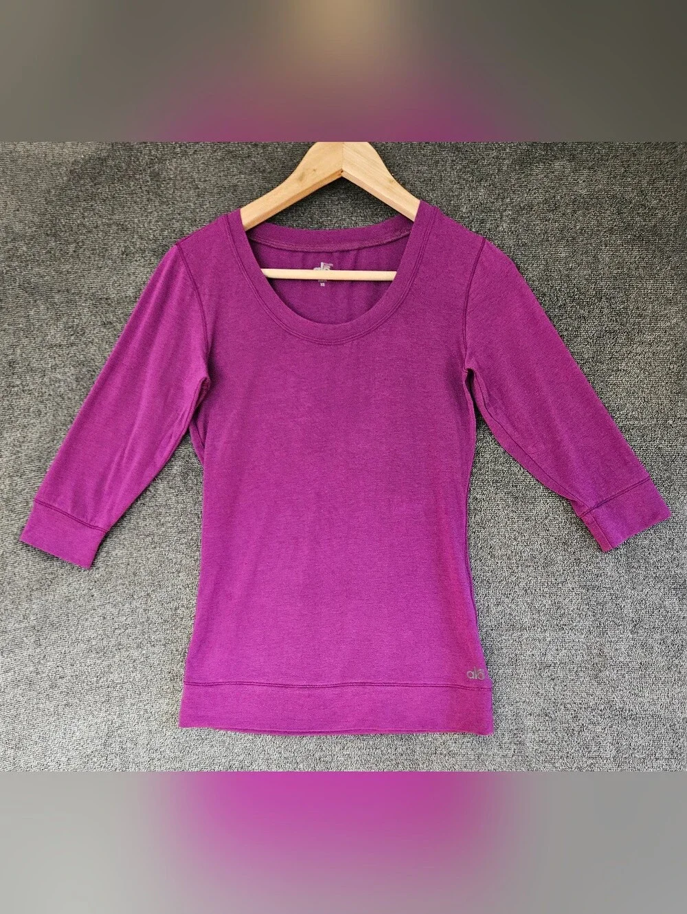 ALO Yoga Cool Fit 3/4 Sleeve Scoop Neck Activewear Shirt XS.